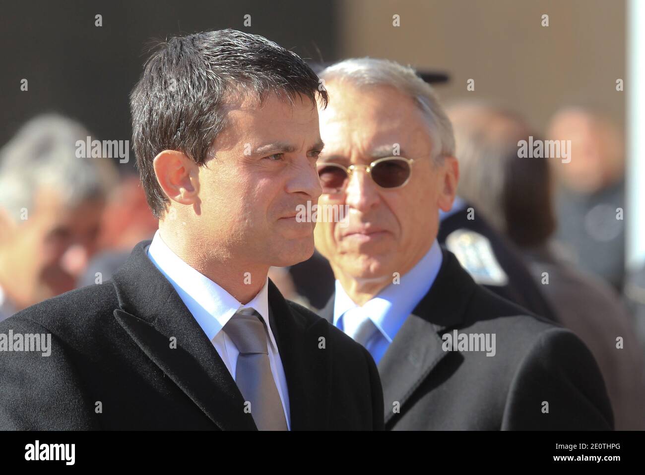 Il Ministro degli interni francese Manuel Valls e il Direttore Generale della polizia nazionale (DGPN) Claude Baland sono stati raffigurati durante una cerimonia in occasione del 40° anniversario dei gruppi nazionali di intervento della polizia francese (GIPN) presso l'Accademia nazionale di polizia francese di Saint-Cyr-au-Mont-d'Or, Francia, il 15 ottobre 2012. Foto di Vincent Dargent/ABACAPRESS.COM Foto Stock