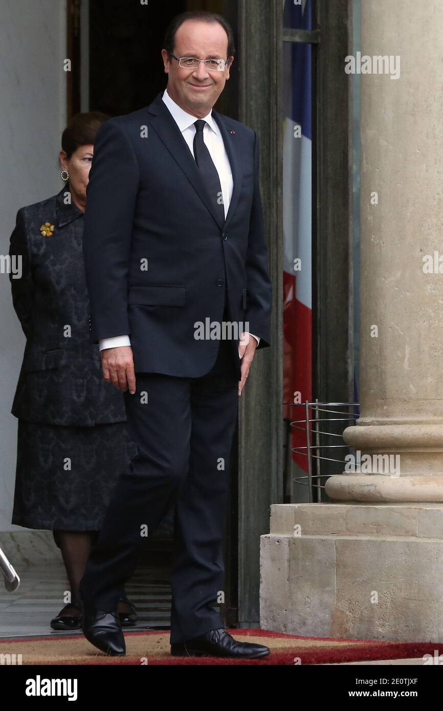 Il Presidente francese Francois Hollande attende il Presidente messicano Enrique pena Nieto prima di un incontro al Palazzo presidenziale Elysee, a Parigi, in Francia, il 17 ottobre 2012. Foto di Stephane Lemouton/ABACAPRESS.COM Foto Stock