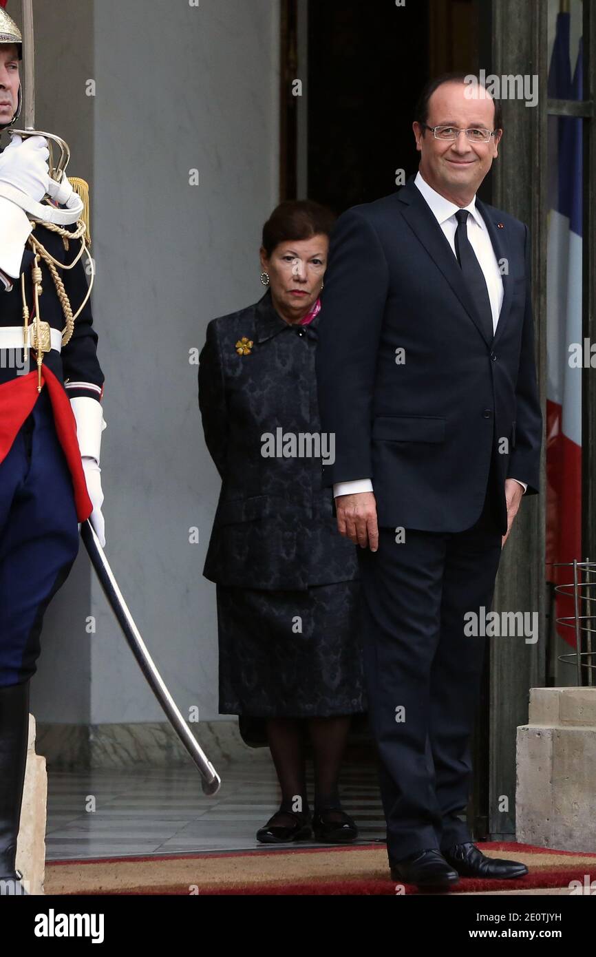 Il Presidente francese Francois Hollande attende il Presidente messicano Enrique pena Nieto prima di un incontro al Palazzo presidenziale Elysee, a Parigi, in Francia, il 17 ottobre 2012. Foto di Stephane Lemouton/ABACAPRESS.COM Foto Stock