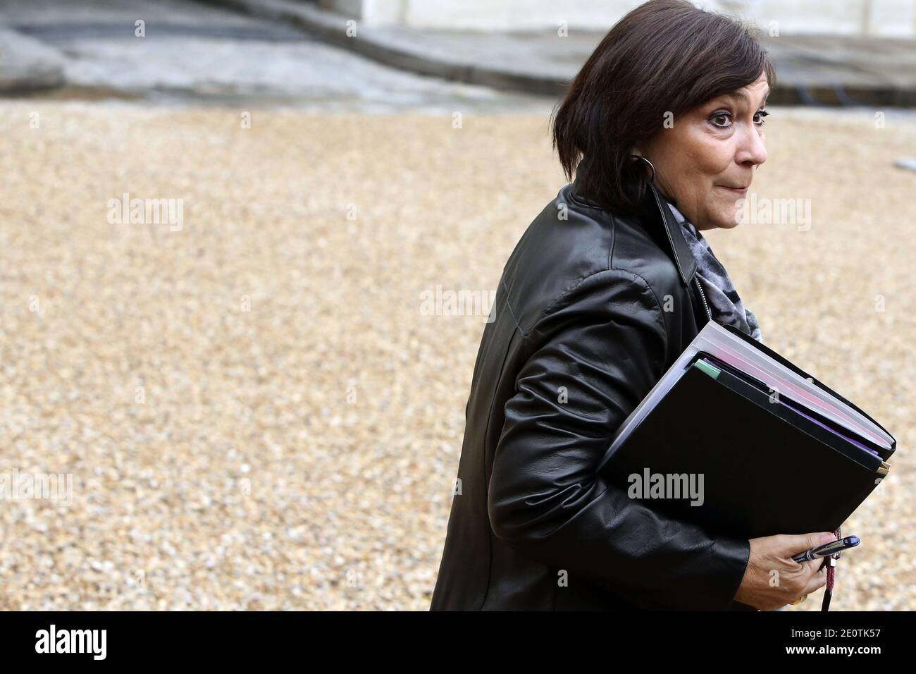 Il ministro francese delle persone disabili Marie-Arlette Carlotti lascia il palazzo presidenziale Elysee dopo la riunione settimanale del gabinetto, a Parigi, in Francia, il 17 ottobre 2012. Foto di Stephane Lemouton/ABACAPRESS.COM. Foto Stock