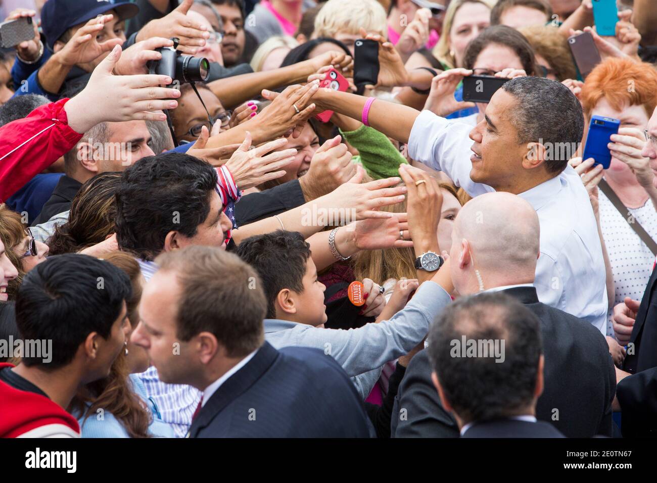 Il presidente Barack Obama scuote la mano durante un evento di campagna alla George Mason University a Fairfax, VA, USA il 19 ottobre 2012. Foto di Kristoffer Tripplaar/piscina/ABACAPRESS.COM Foto Stock