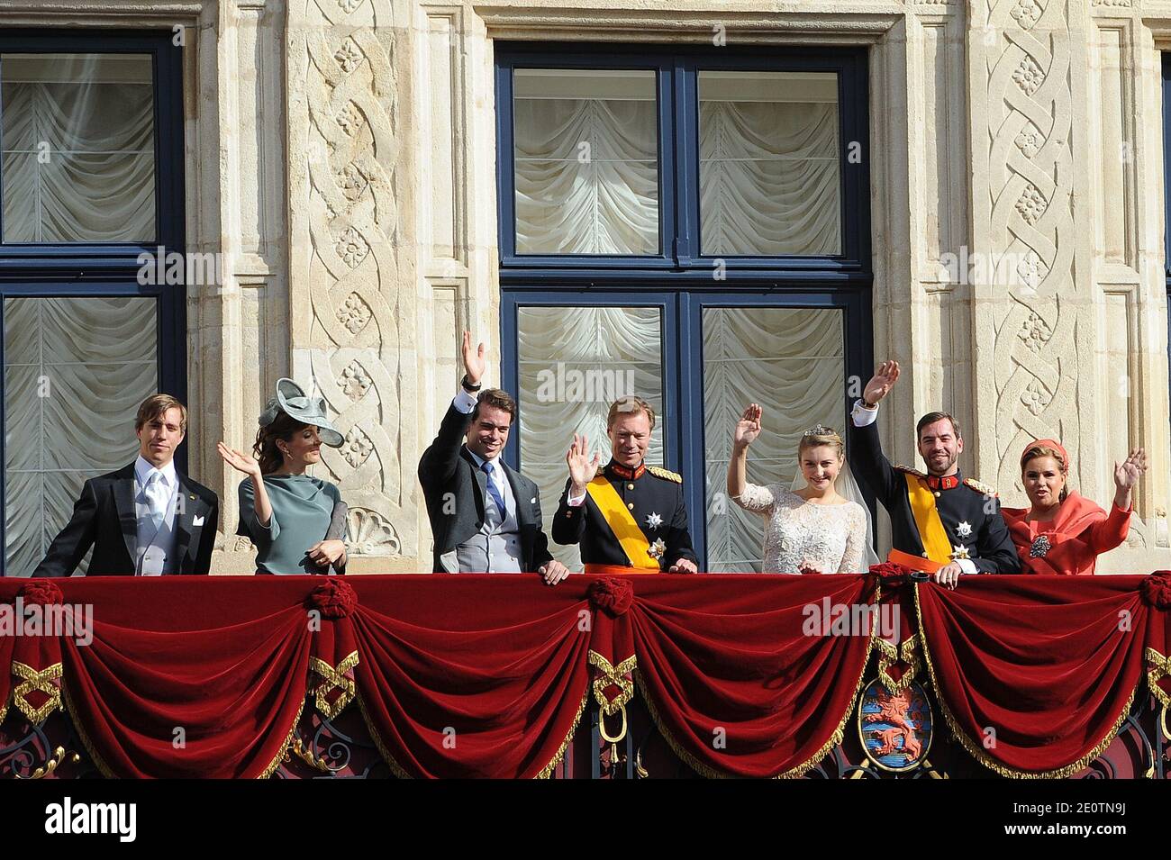 Il Principe Luigi, la Principessa Tessy, il Principe Felix, il Granduca Henri di Lussemburgo, la Principessa Stephanie di Lussemburgo, il Granduca ereditario Guillaume di Lussemburgo e la Granduchessa Maria Teresa di Lussemburgo ondano alle folle dal balcone del Palazzo granducale dopo il loro matrimonio a Lussemburgo, il 20 ottobre 2012. Il Granduca ereditario di Lussemburgo, di 30 anni, è l'ultimo Principe ereditario d'Europa a sposarsi, sposando la sua sposa contessa belga di 28 anni in una sontuosa cerimonia di 2 giorni. Foto di Mousse/ABACAPRESS.COM Foto Stock