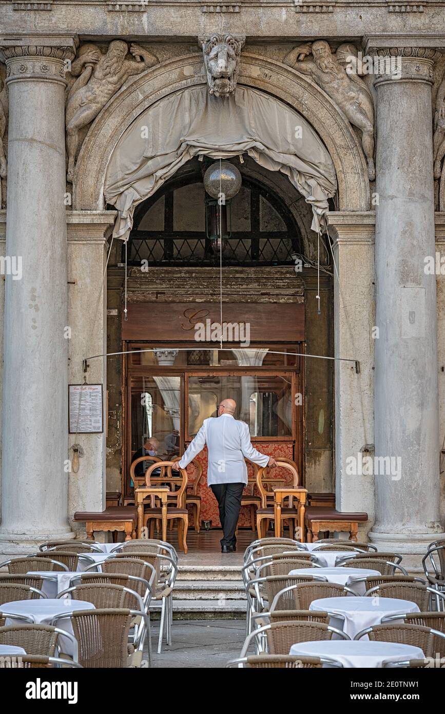 Cameriere in un ristorante in Piazza San Marco Foto Stock
