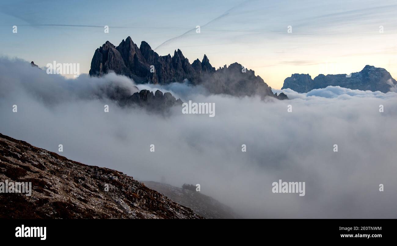 Paesaggio montano con nebbia, al tramonto Dolomiti a tre Cime Italia. Foto Stock