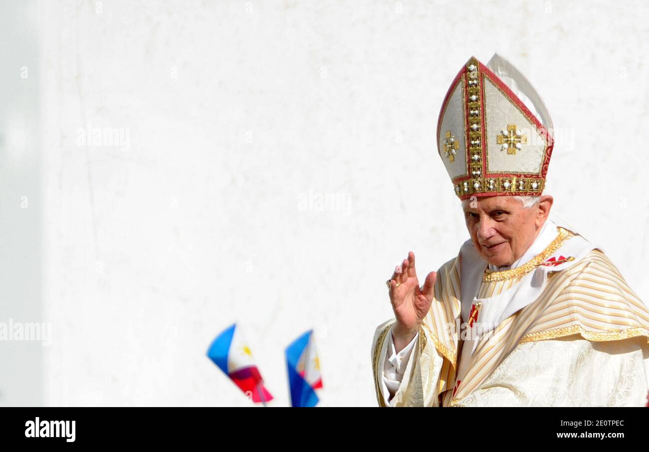 Papa Benedetto XVI ha nominato sette nuovi santi durante una cerimonia di canonizzazione in Piazza San Pietro a Roma, in Vaticano, il 21 ottobre 2012 , tra cui il primo dei nativi americani, Lodando il loro 'eroico coraggio' in un anno in cui la Chiesa cattolica sta cercando di contrastare la crescente ondata di secolarismo in Occidente. Kateri Tekakwitha è nato nella parte settentrionale dello stato di New York nel 1656 da un padre Mohawk e da una madre cristiana Algonquin. Il nuovo santo lavorò come una suora vicino a Montreal. Marianne Cope, nata in Germania, è stata salutata per il sacrificio di sé nell'aiutare una colonia di lebbrosi a Molokai, Hawaii, negli ultimi 30 anni di h. Foto Stock