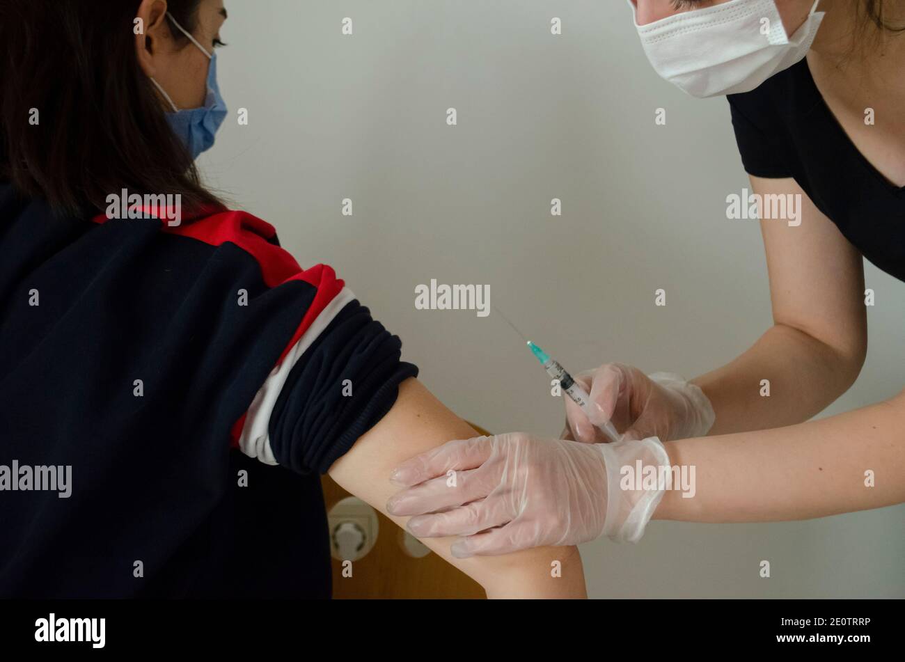 una donna che viene vaccinata Foto Stock