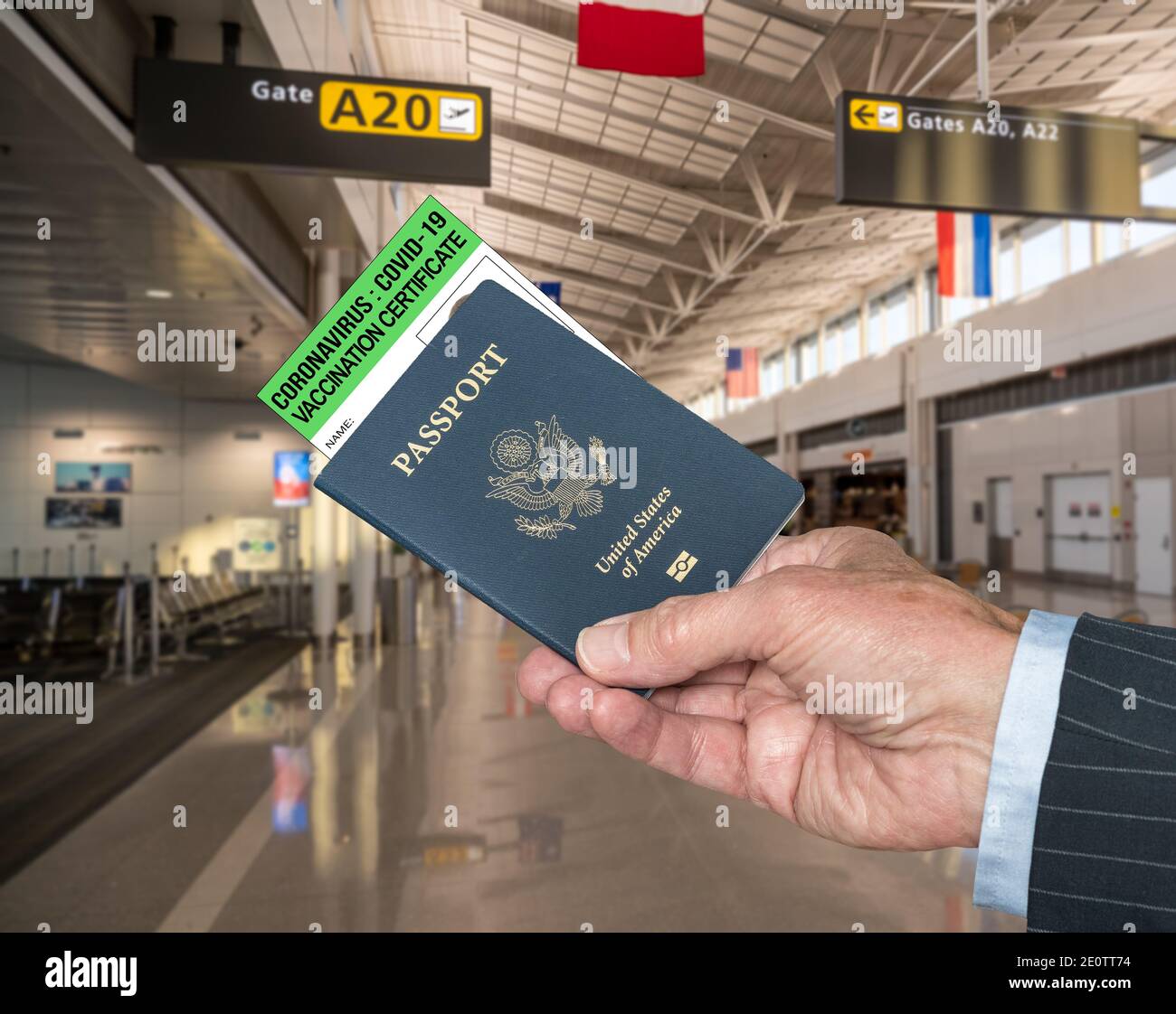 Mockup del terminal dell'aeroporto con un uomo d'affari che tiene il passaporto e. Certificato di vaccinazione al coronavirus Foto Stock