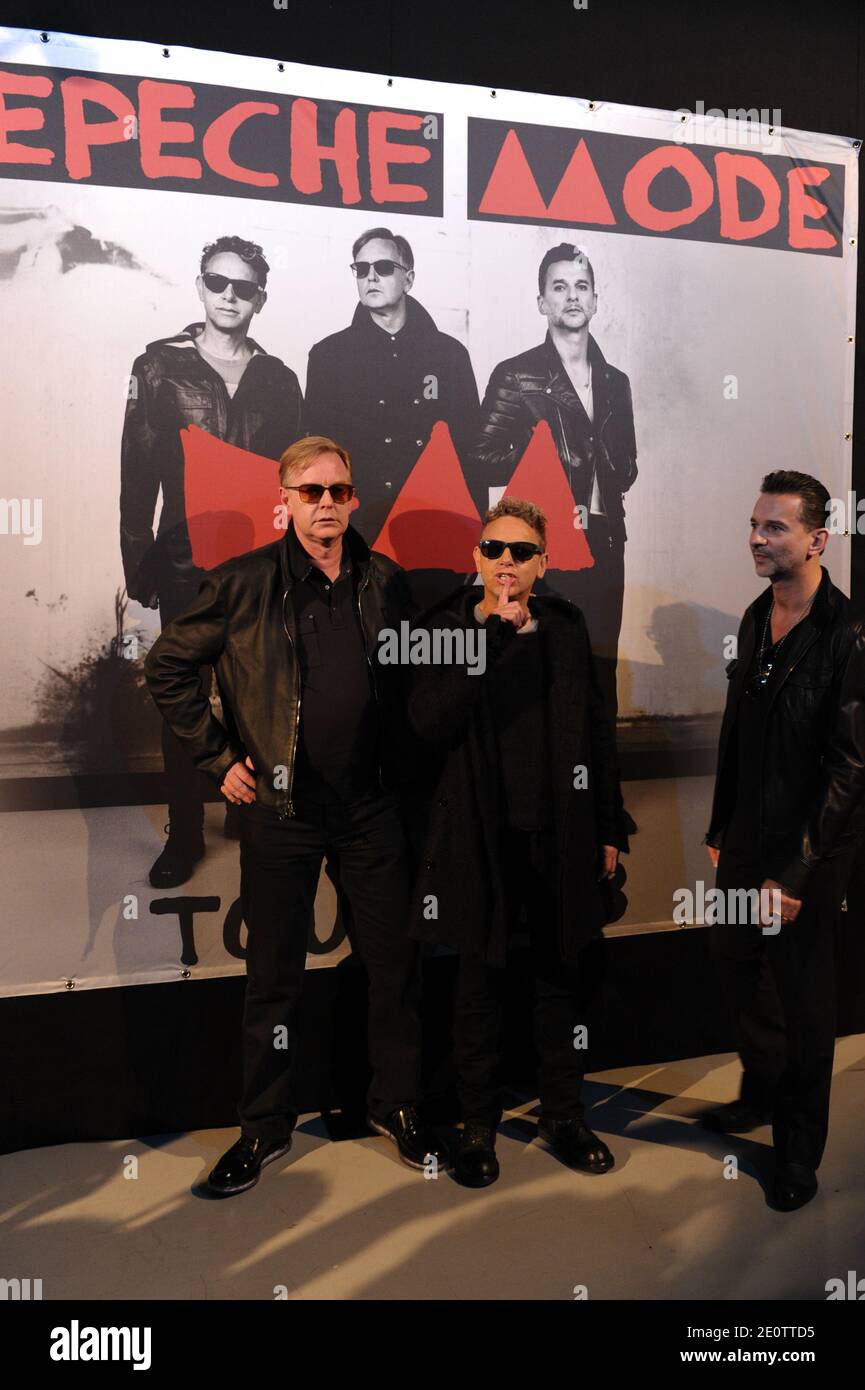 British Band Depeche Mode (Dave Gahan, Martin Gore e Andy Fletcher) si pone prima di una conferenza stampa per annunciare il loro World Tour 2013, a Parigi, Francia, il 23 ottobre 2012. Foto di Christophe Guibbaud/ABACAPRESS.COM Foto Stock