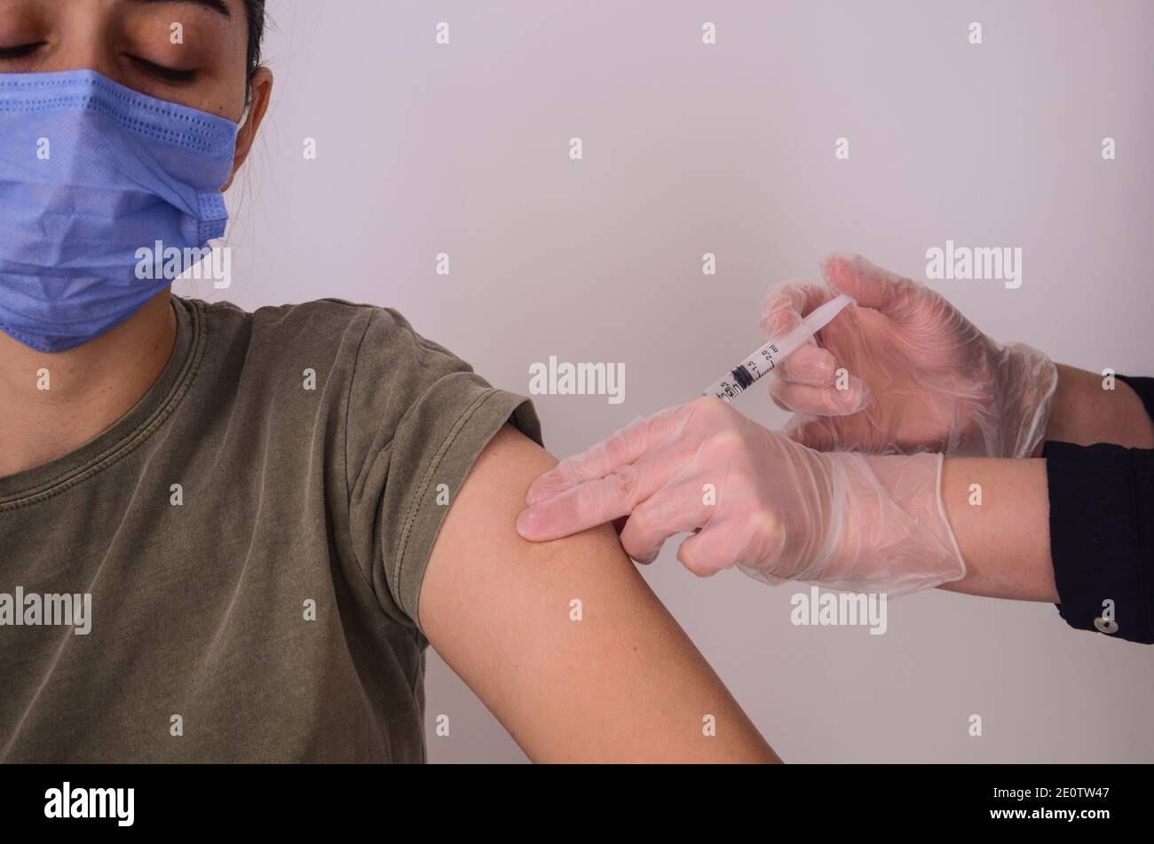 una donna che viene vaccinata Foto Stock