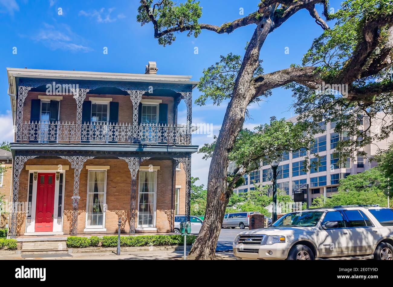 Una tipica casa storica presenta ferro battuto, 9 agosto 2020, a Mobile, Alabama. Le dimore storiche abbondano in tutta la zona. Foto Stock
