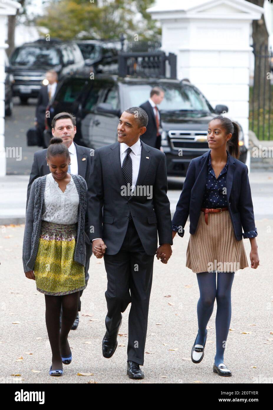 Il presidente Barack Obama e le figlie Sasha e Malia Obama camminano dalla Casa Bianca alla Chiesa episcopale di San Giovanni a Washington D.C, USA, il 28 ottobre 2012. Foto di Dennis Brack/piscina/ABACAPRESS.COM Foto Stock