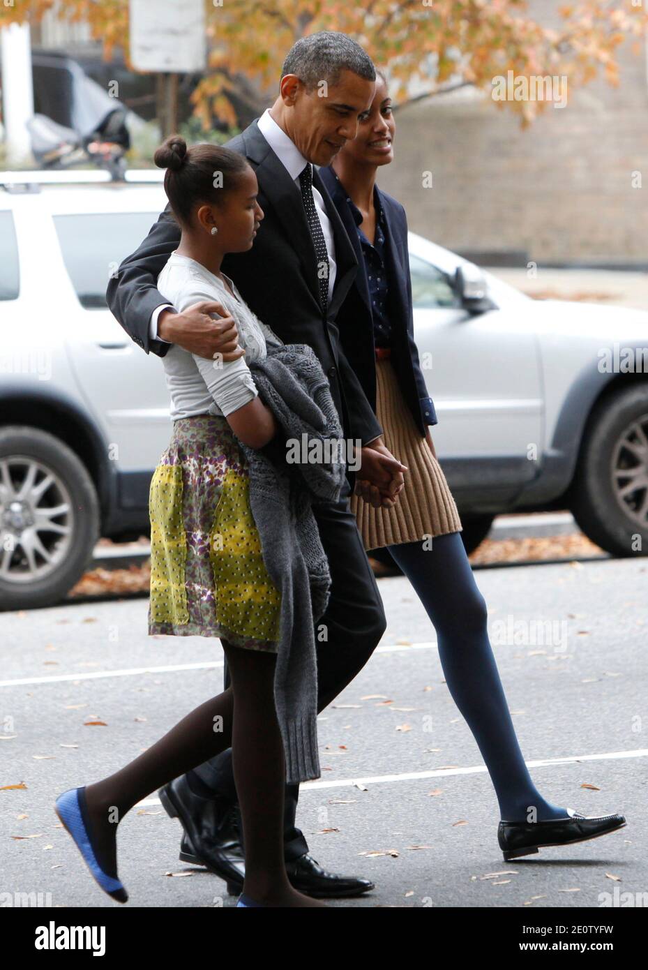 Il presidente Barack Obama e le figlie Sasha e Malia Obama camminano dalla Casa Bianca alla Chiesa episcopale di San Giovanni a Washington D.C, USA, il 28 ottobre 2012. Foto di Dennis Brack/piscina/ABACAPRESS.COM Foto Stock