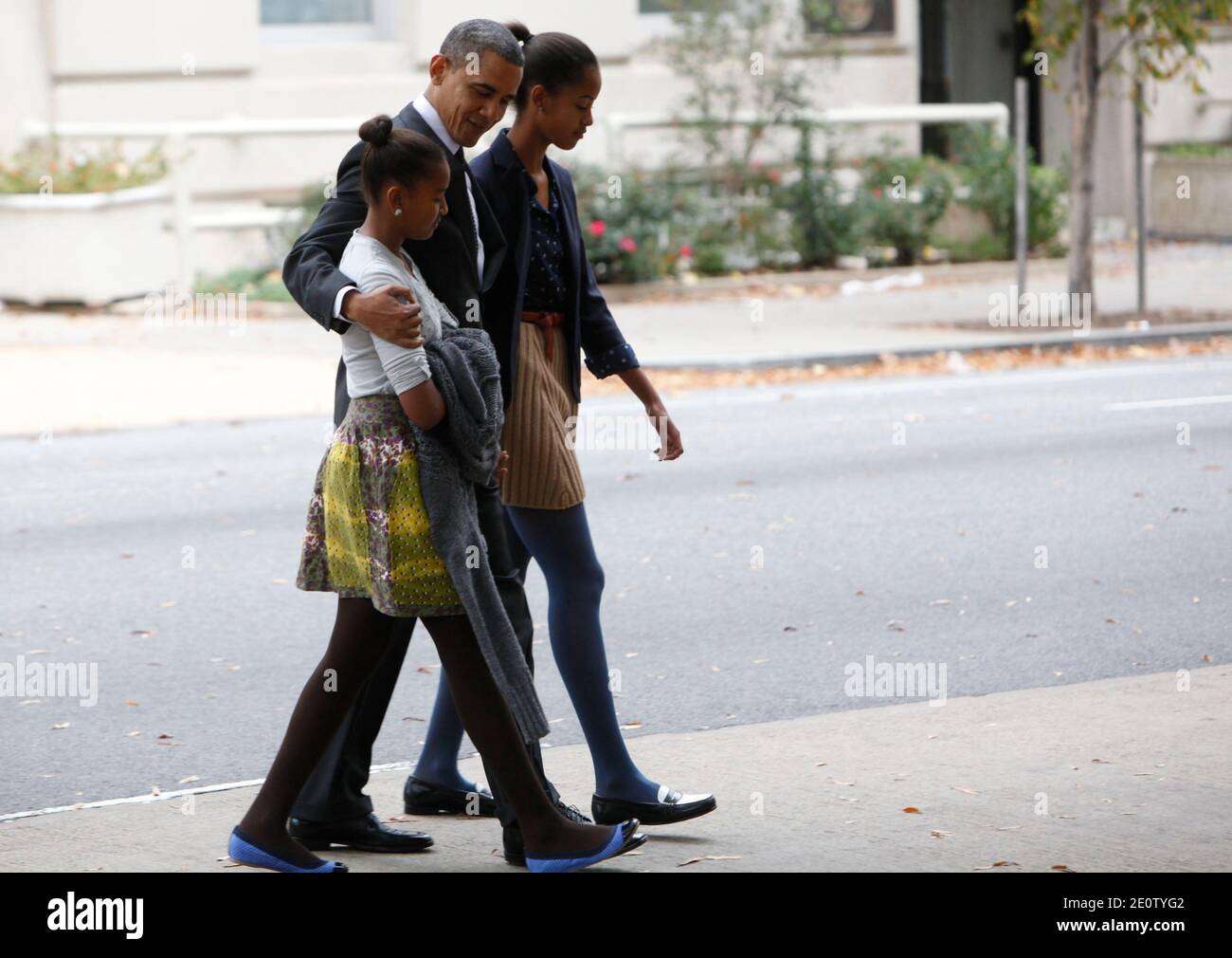 Il presidente Barack Obama e le figlie Sasha e Malia Obama camminano dalla Casa Bianca alla Chiesa episcopale di San Giovanni a Washington D.C, USA, il 28 ottobre 2012. Foto di Dennis Brack/piscina/ABACAPRESS.COM Foto Stock