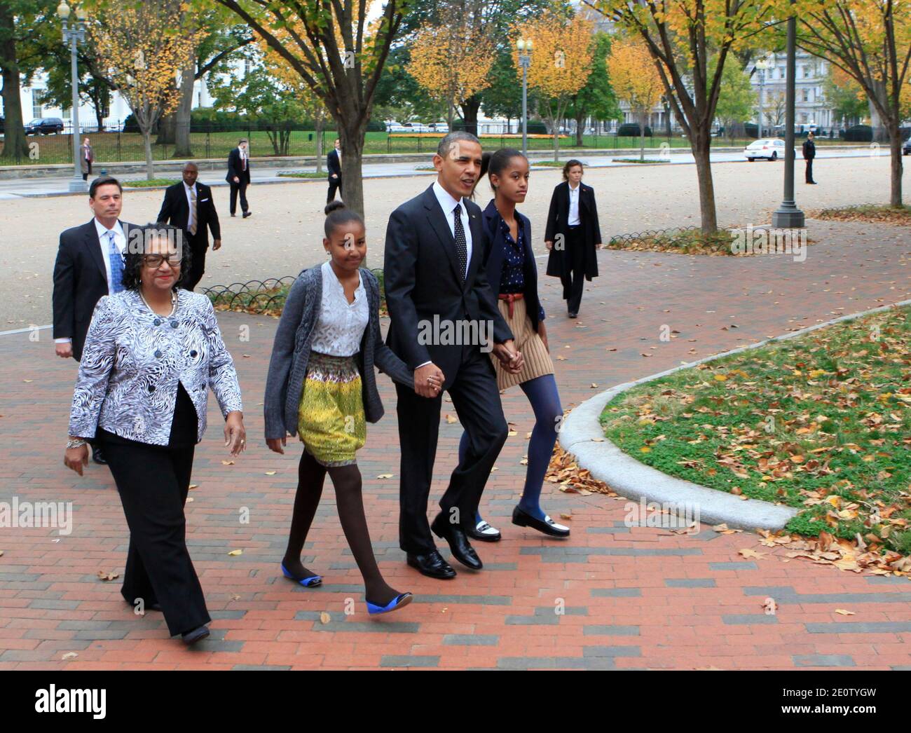 Il presidente Barack Obama e le figlie Sasha e Malia Obama camminano dalla Casa Bianca alla Chiesa episcopale di San Giovanni a Washington D.C, USA, il 28 ottobre 2012. Foto di Dennis Brack/piscina/ABACAPRESS.COM Foto Stock