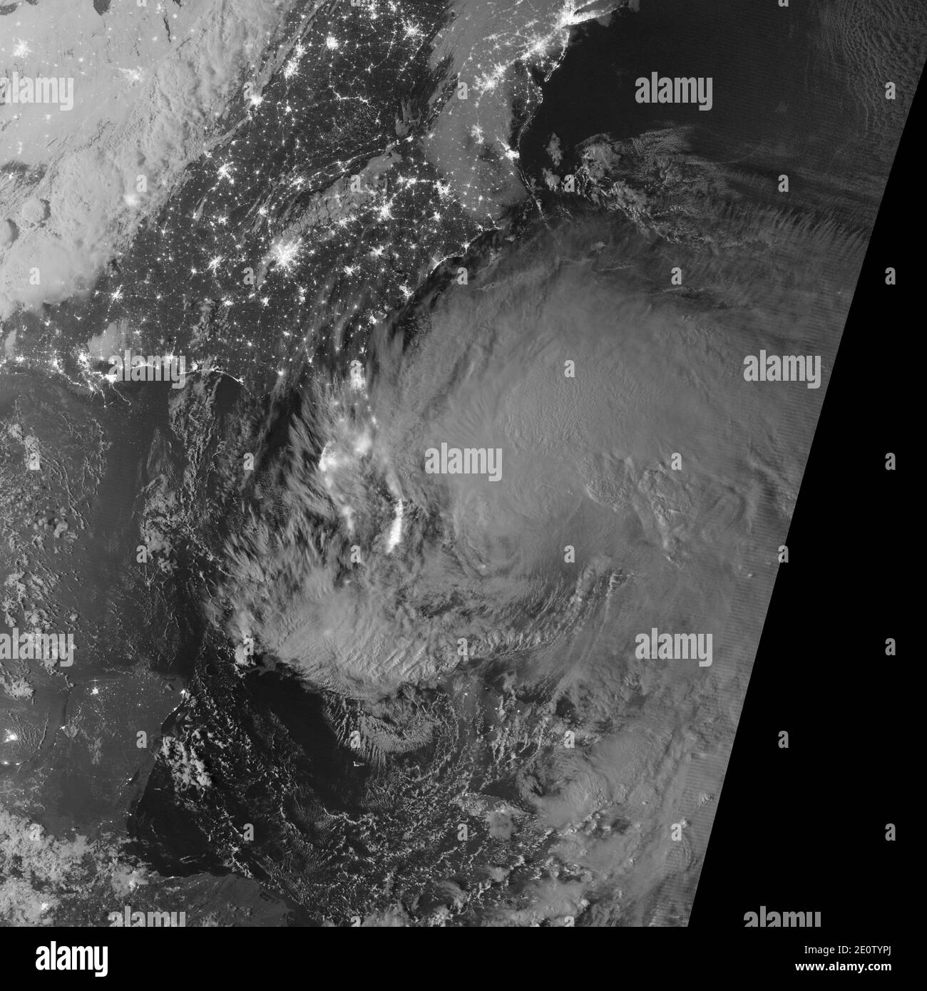 Questa immagine satellite mostra le cime nuvolose dell'uragano Sandy illuminate da una luna quasi piena. Le luci delle aree urbane della Florida brillano attraverso le nuvole relativamente sottili alla periferia dell’uragano. Ha acquisito il 26 ottobre 2012 dalla Visible Infrared Imaging Radiometer Suite (VIIRS) sul satellite Suomi-NPP. All'epoca il centro della tempesta era vicino alle Bahamas, e presentava venti massimi di 85 miglia all'ora (140 chilometri all'ora) secondo il National Hurricane Center. Foto di NASA via ABACAPRESS.COM Foto Stock