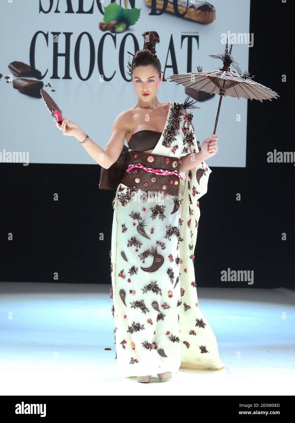 Natasha St-Pier espone una creazione di cioccolato alla mostra di apertura del 18 ° 'Salon du Chocolat' tenuto a Porte de Versailles a Parigi, Francia il 30 ottobre 2012. Foto di Denis Guignebourg/ABACAPRESS.COM Foto Stock