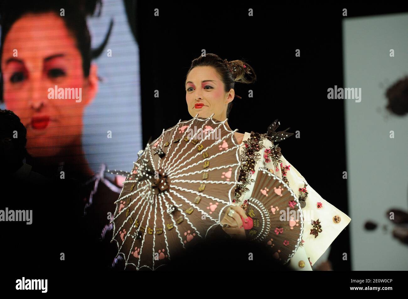 Natasha St-Pier espone una creazione di cioccolato alla mostra di apertura del 18 ° 'Salon du Chocolat' tenuto a Porte de Versailles a Parigi, Francia il 30 ottobre 2012. Foto di Alban Wyters/ABACAPRESS.COM Foto Stock