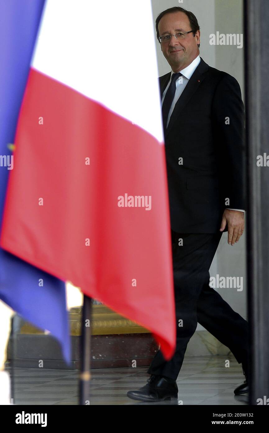 Il presidente Francois Hollande lascia la riunione settimanale del gabinetto al Palazzo presidenziale Elysee, a Parigi, in Francia, il 31 ottobre 2012. Foto di Stephane Lemouton/ABACAPRESS.COM. Foto Stock
