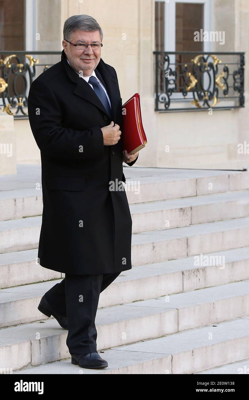 Ministro incaricato delle relazioni con il Parlamento Alain Vidalies lascia il Palazzo presidenziale Elysee dopo la riunione settimanale del gabinetto, a Parigi, in Francia, il 31 ottobre 2012. Foto di Stephane Lemouton/ABACAPRESS.COM. Foto Stock