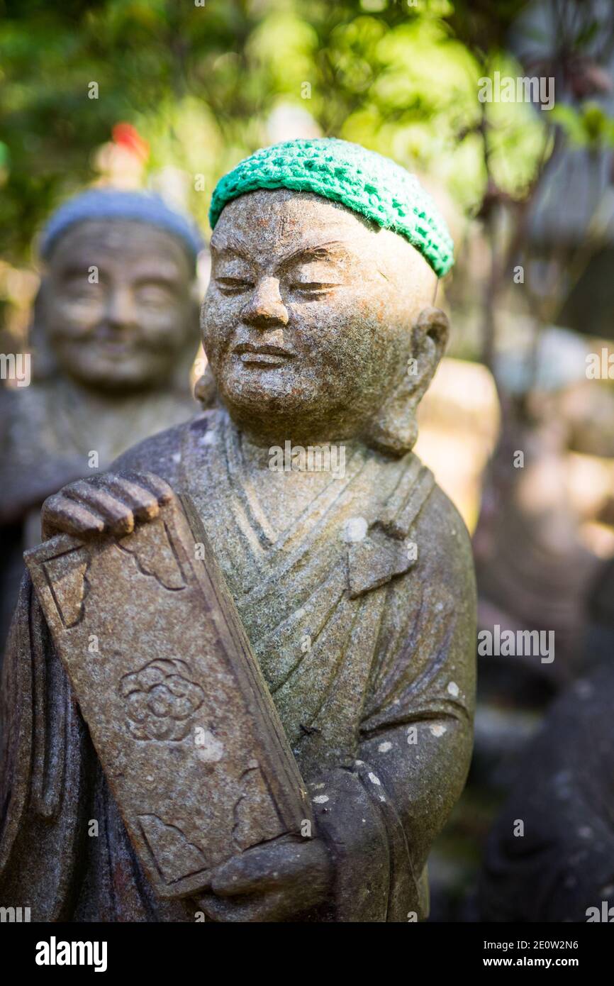 Statue di l'originale seguaci di Buddha (chiamato Shaka Nyorai in Giappone), con tappi in maglia a Daisho-in (Tempio Daishoin Tempio), Miyajima, Giappone. Foto Stock