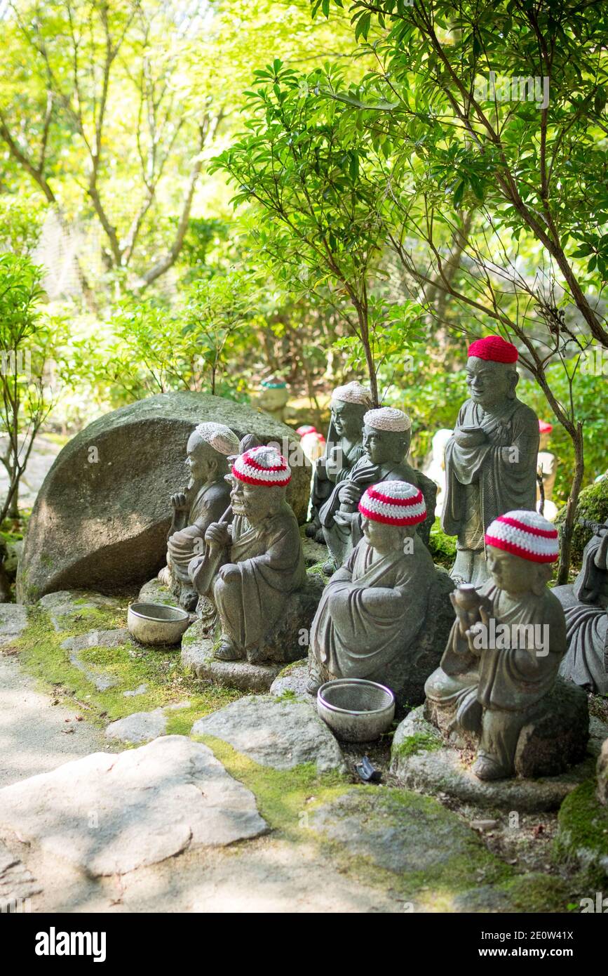 Statue di l'originale seguaci di Buddha (chiamato Shaka Nyorai in Giappone), con tappi in maglia a Daisho-in (Tempio Daishoin Tempio), Miyajima, Giappone. Foto Stock
