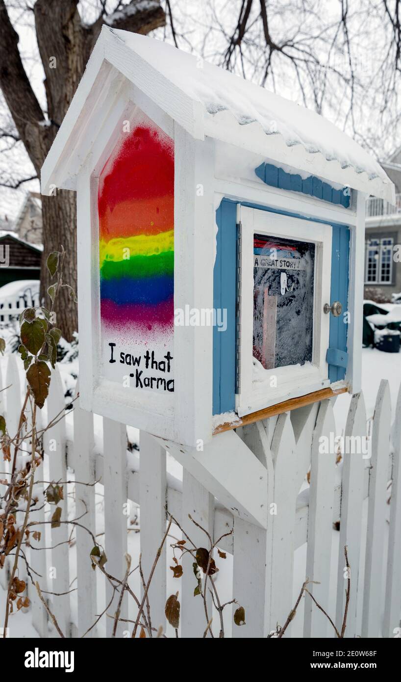 Una libreria di scambio libro di quartiere Little Free Library in inverno con il detto, 'ho visto che - Karma.' Foto Stock