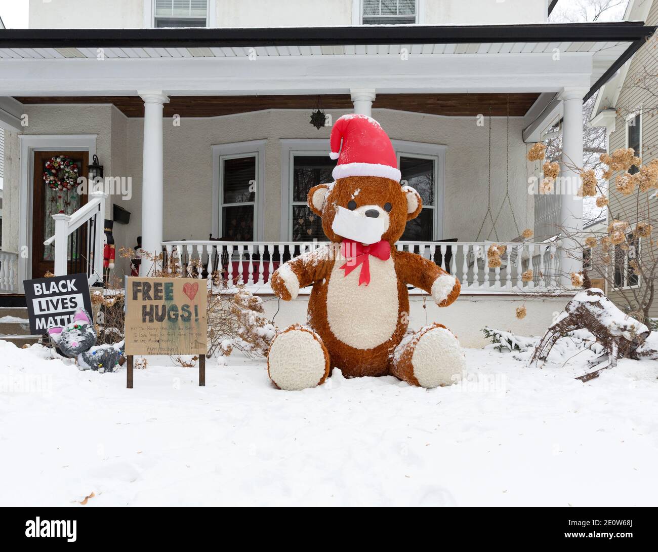 Un'esposizione del cortile di Natale con una grande pubblicità dell'orso del teddy Hugs liberi durante la pandemia di Covid-19 di 2020 Foto Stock