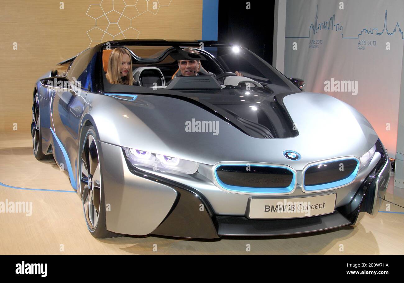 UMA Thurman insieme a Ludwig Willisch, presidente e CEO BMW North America, aiuta a svelare la BMW i8 Concept Roadster alla festa notturna di apertura del BMW i 'Born Electric' World Tour, presso 1095 Avenue of the Americas, a New York City, NY, USA lunedì 12 novembre 2012. L'auto sportiva ibrida-elettrica sarà uno dei due modelli BMW i di prossima uscita, realizzati principalmente in fibra di carbonio, quando arriverà negli showroom nel 2014. Foto di Charles Guerin/ABACAPRESS.COM Foto Stock