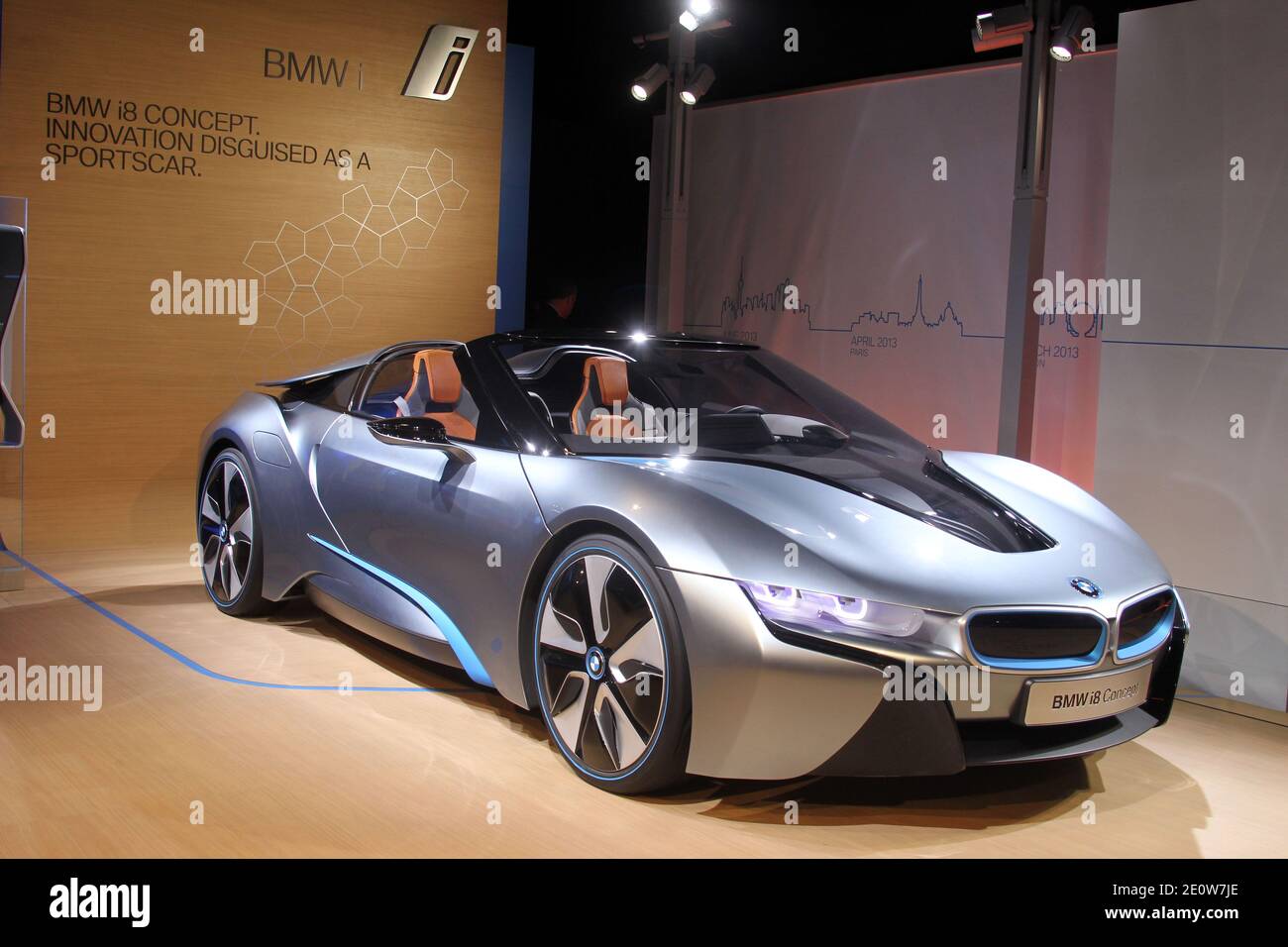 La BMW i8 Concept Roadster è in mostra al party notturno di apertura del BMW i 'Born Electric' World Tour, presso 1095 Avenue of the Americas, a New York City, NY, USA lunedì 12 novembre 2012. L'auto sportiva ibrida-elettrica sarà uno dei due modelli BMW i di prossima uscita, realizzati principalmente in fibra di carbonio, quando arriverà negli showroom nel 2014. Foto di Charles Guerin/ABACAPRESS.COM Foto Stock