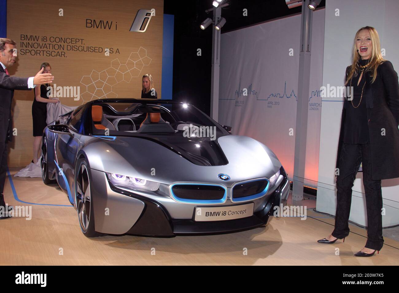 UMA Thurman insieme a Ludwig Willisch, presidente e CEO BMW North America, aiuta a svelare la BMW i8 Concept Roadster alla festa notturna di apertura del BMW i 'Born Electric' World Tour, presso 1095 Avenue of the Americas, a New York City, NY, USA lunedì 12 novembre 2012. L'auto sportiva ibrida-elettrica sarà uno dei due modelli BMW i di prossima uscita, realizzati principalmente in fibra di carbonio, quando arriverà negli showroom nel 2014. Foto di Charles Guerin/ABACAPRESS.COM Foto Stock