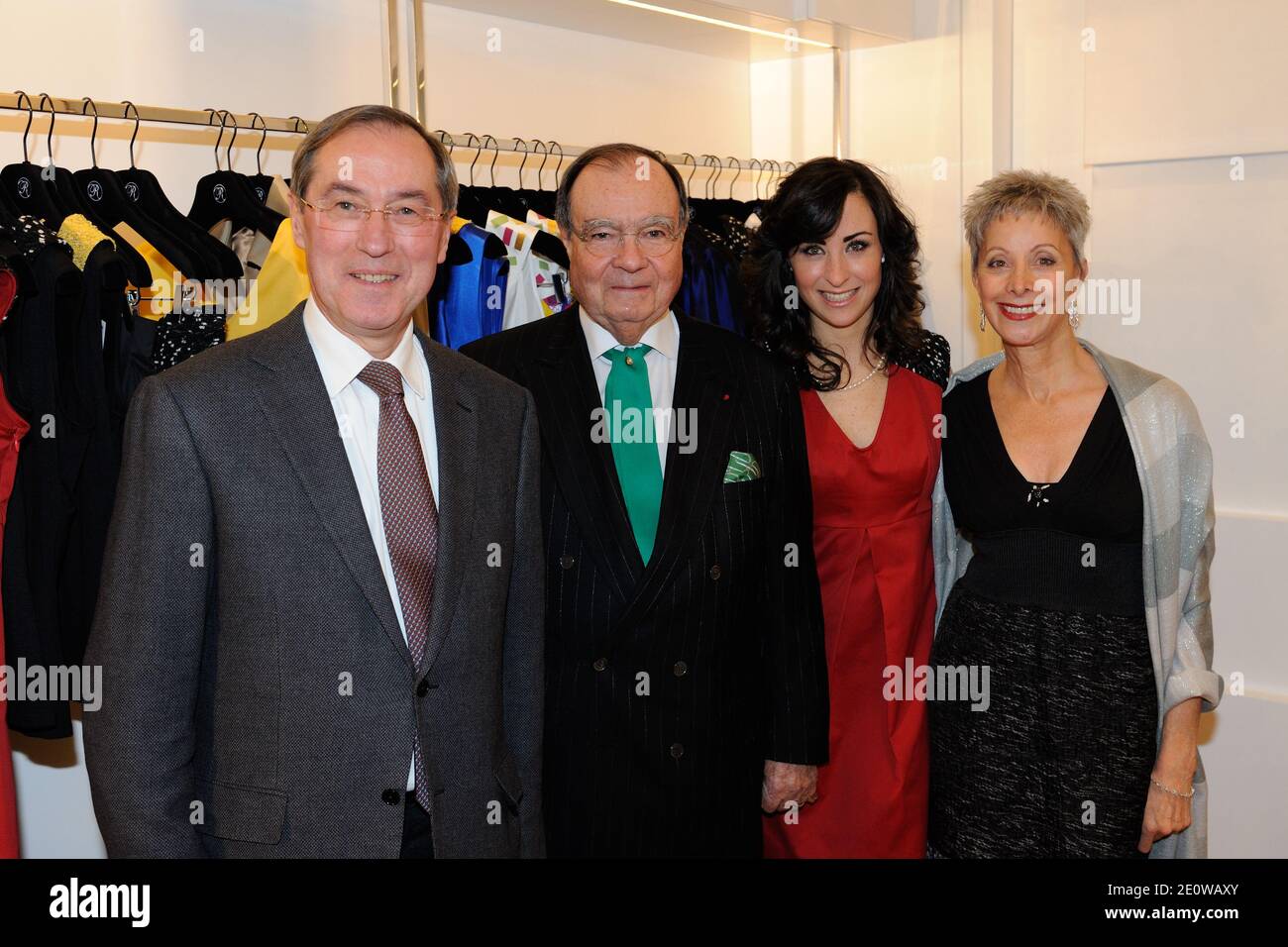 Il designer Rowena Forrest (2° R) si pone con i suoi genitori ed ex ministro dell'Interiror Claude Gueant (L) alla festa di apertura del negozio di abbigliamento di lusso Lady R Forrest a Galerie Royale a Parigi, Francia, il 16 novembre 2012. Foto di Alban Wyters/ABACAPRES.COM Foto Stock