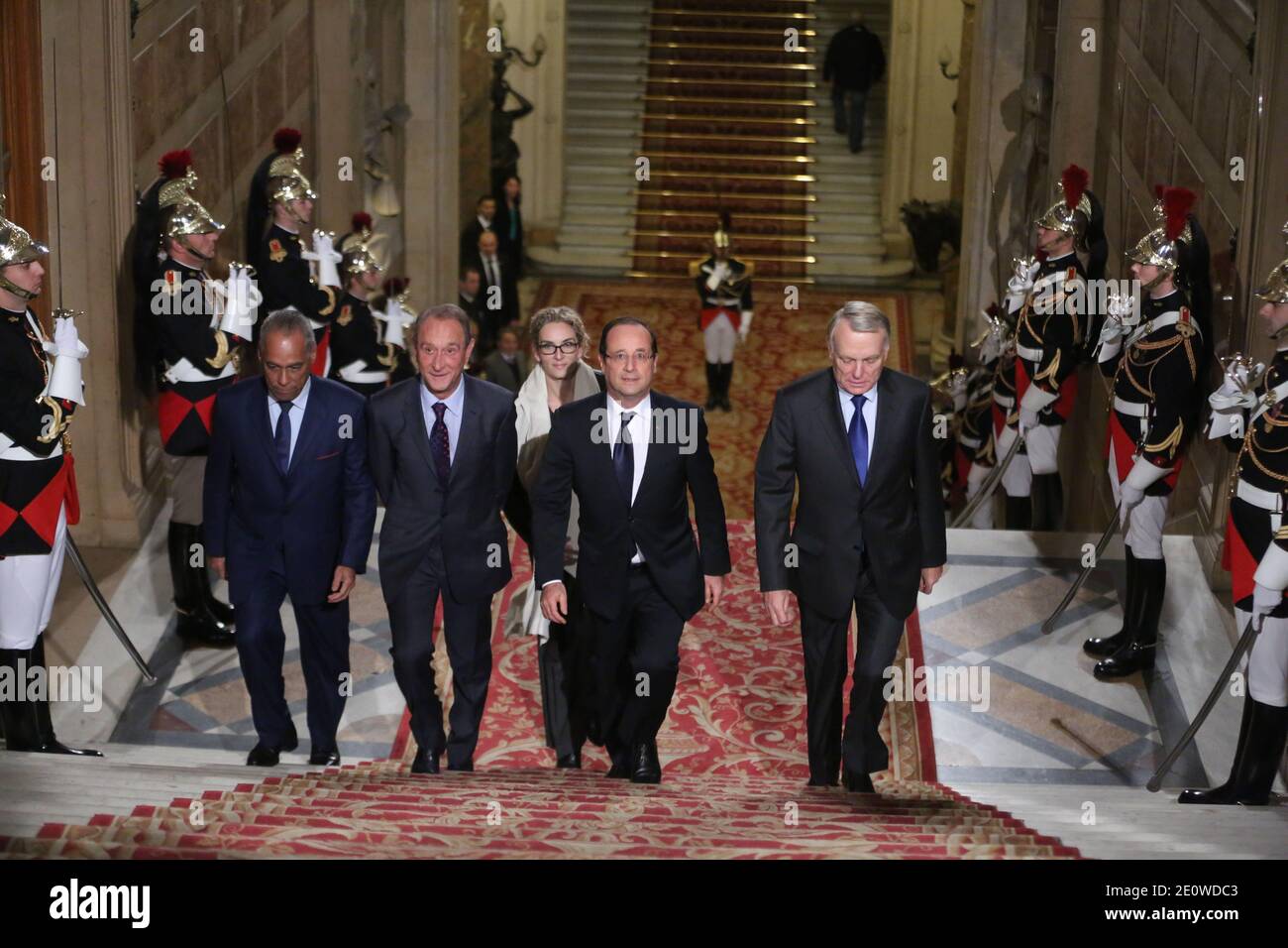 Ministro dei territori d'oltremare Victorin Lurel, sindaco di Parigi Bertrand Delanoe, Ministro dell'ecologia, dello sviluppo sostenibile e dell'energia Delphine Batho, Presidente francese Francois Hollande e primo Ministro Jean-Marc Ayrault durante la 'Giornata d'oltremare' del congresso dei sindaci francesi a Parigi, in Francia, il 19 novembre 2012. Foto di Hamilton/Pool/ABACAPRESS.COM Foto Stock