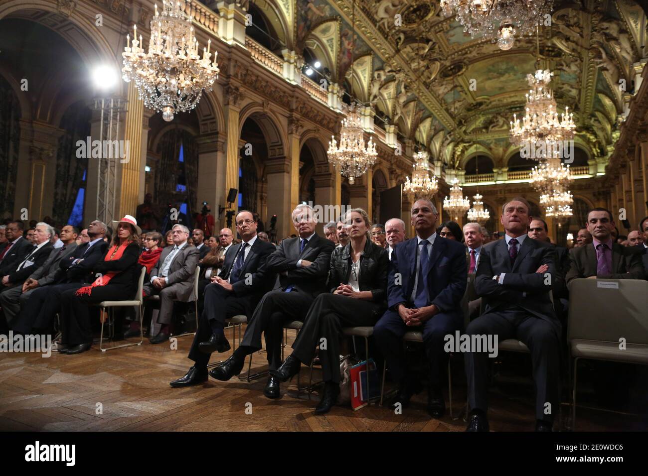 Il presidente francese Francois Hollande, il primo ministro Jean-Marc Ayrault, il ministro dell'Ecologia, dello sviluppo sostenibile e dell'energia Delphine Batho, il ministro dei territori d'oltremare a Lurel e il sindaco di Parigi Bertrand Delanoe durante la "Giornata mondiale dell'oltremare" del congresso dei sindaci francesi a Parigi, in Francia, il 19 novembre 2012. Foto di Hamilton/Pool/ABACAPRESS.COM Foto Stock
