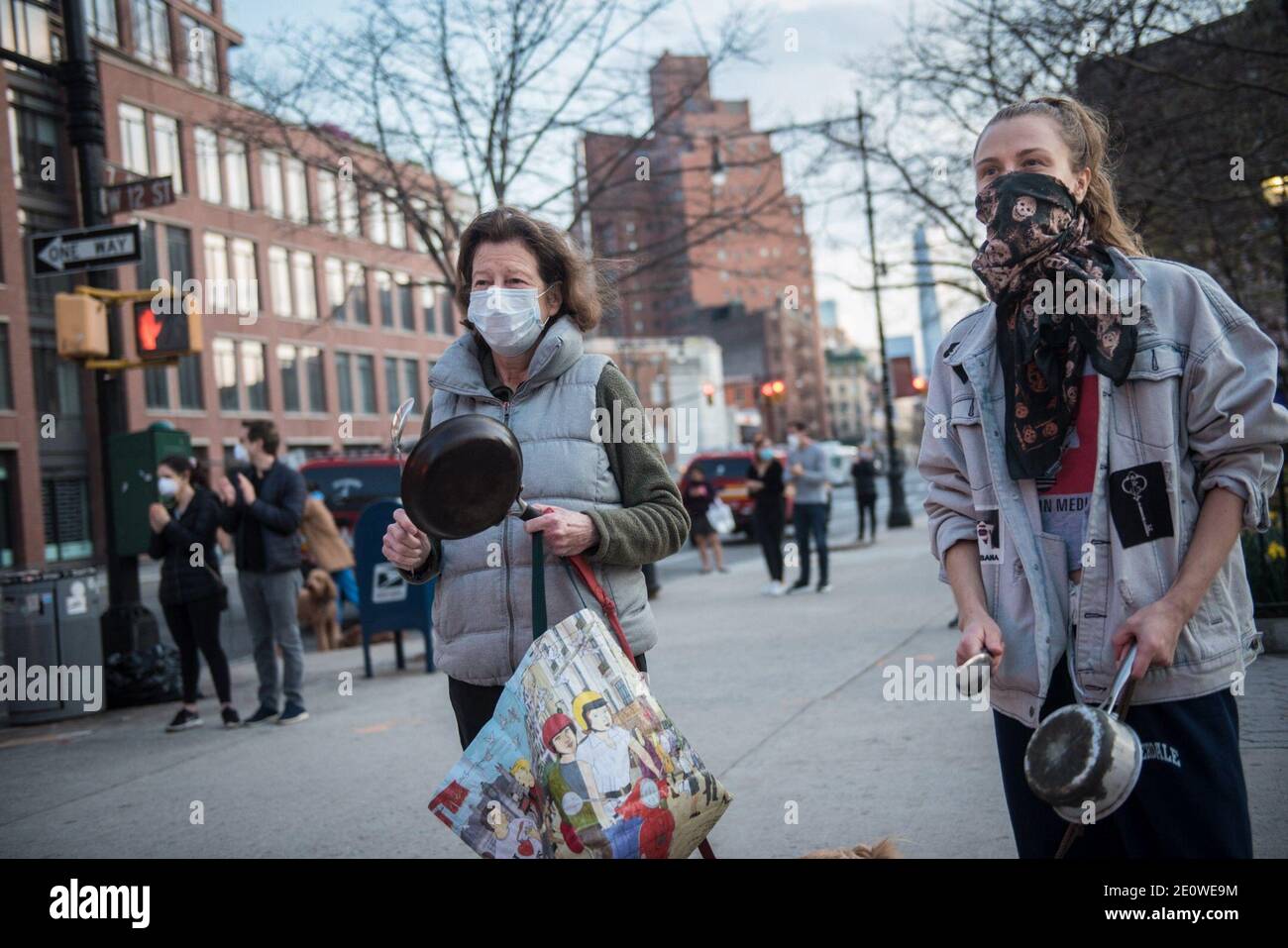 New York, Stati Uniti. 2 gennaio 2021. File foto scattata il 5 aprile 2020 mostra che i newyorkesi si riuniscono al di fuori del Lenox Health Greenwich Village per ringraziare gli operatori sanitari a New York, Stati Uniti. Il sindaco di New York Bill de Blasio il 2 gennaio 2021 ha twittato per promuovere 42 immagini postate dall'Ufficio del Sindaco sotto il titolo di '2020-NYC l'anno in Foto,' almeno 12 di cui sono circa la lotta contro la pandemia di COVID-19. Credit: Michael Appleton/Mayoral Photography Office/Handout via Xinhua/Alamy Live News Foto Stock