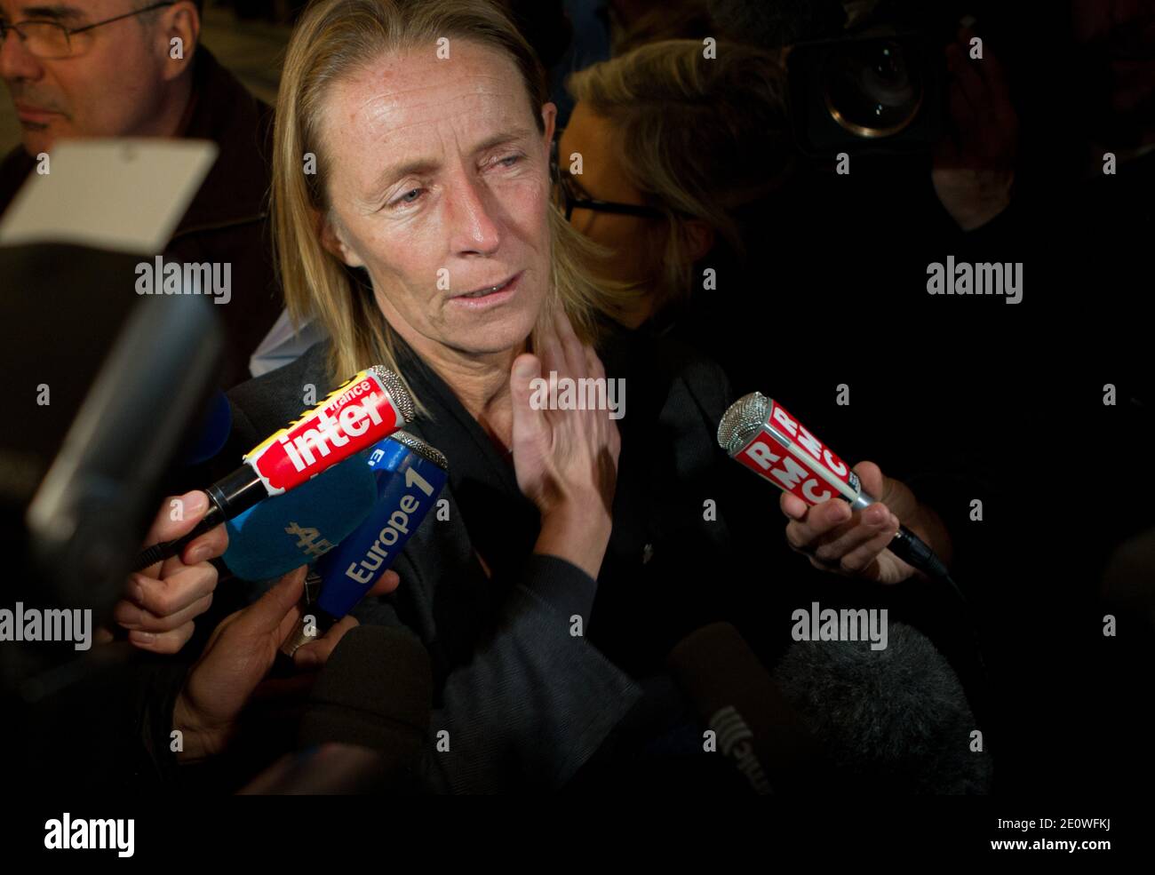 L'ex tennista Isabelle Demongeot risponde ai giornalisti mentre lascia il tribunale di Lione, in Francia, alla fine del processo di Regis de Camaret, L'ex allenatore di tennis Regis de Camaret è stato condannato a otto anni di carcere per aver violentato due giovani giocatori che frequentavano l'accademia che aveva usato di correre a Saint-Tropez. Il caso è iniziato con un libro di Isabelle Demongeot, che descrive anni di abusi. Diverse altre donne più tardi si sono accusate che l’attuale Camaret, di 70 anni, le ha violentate o abusate quando si è formato negli anni ’80 e ’90. Lo statuto dei limiti era RU Foto Stock