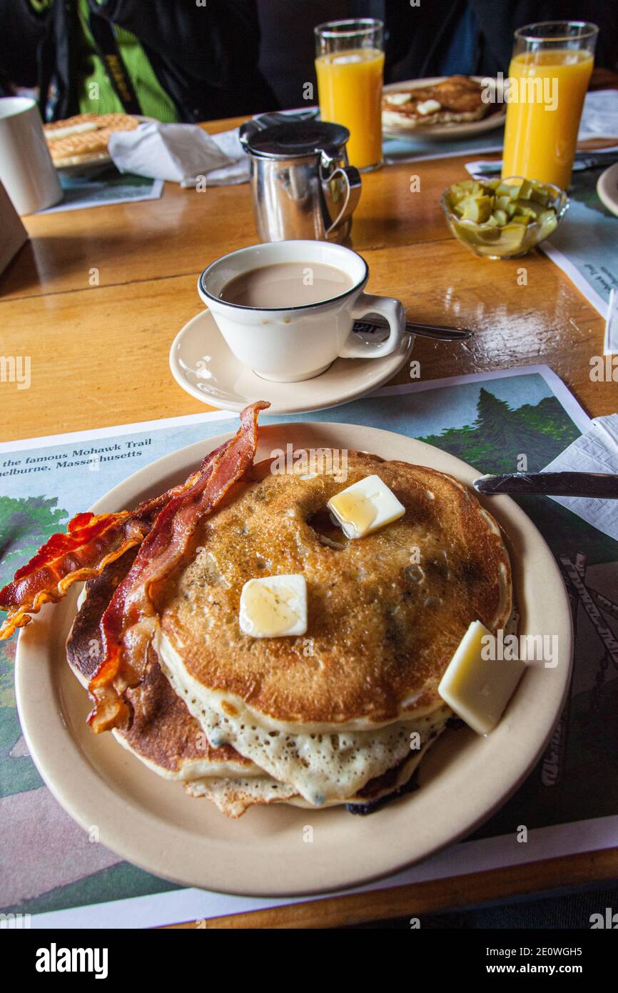 Colazione preparata al Gould's Sugar House a Shelburne Falls, Massachusetts Foto Stock