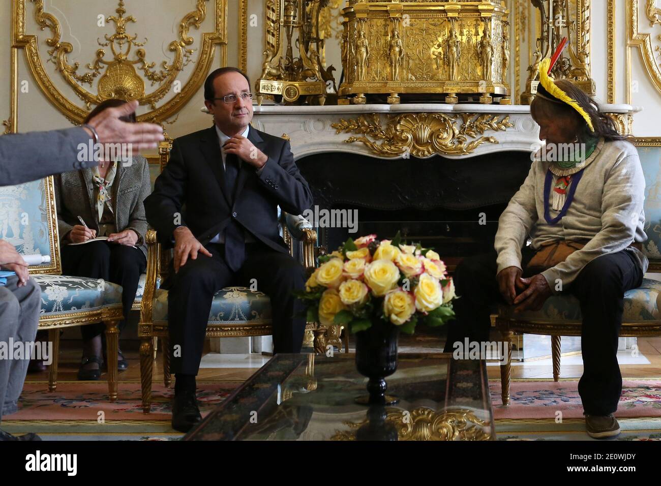 Il presidente Francois Hollande riceve Raoni Metuktire il prossimo incontro al palazzo presidenziale Elysee, a Parigi, il 28 novembre 2012. Foto di Stephane Lemouton/ABACAPRESS.COM. Foto Stock