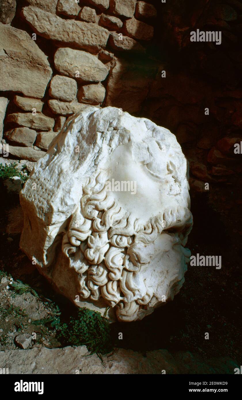 Dougga (Thugga) - Sito Archeologico nel nord della Tunisia, rovine di Berber, punico e insediamento romano, la piccola città romana meglio conservata nel Nord Africa. Testa di una statua di Giove, scoperto nel 1955. Scansione di archivio da un vetrino. Aprile 1976. Foto Stock