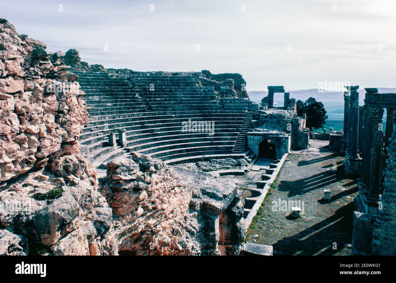 Dougga (Thugga) - Sito Archeologico nel nord della Tunisia, rovine di Berber, punico e insediamento romano, la piccola città romana meglio conservata nel Nord Africa. Teatro. Scansione di archivio da un vetrino. Aprile 1976. Foto Stock