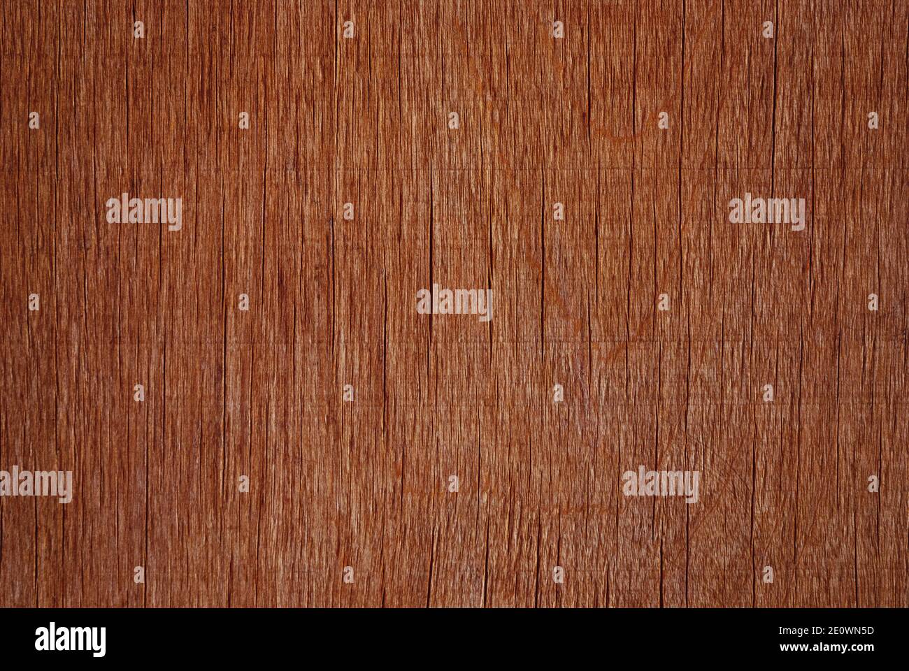 struttura di legno sbiadito o legno compensato marrone parete con crepe, striature e macchie Foto Stock
