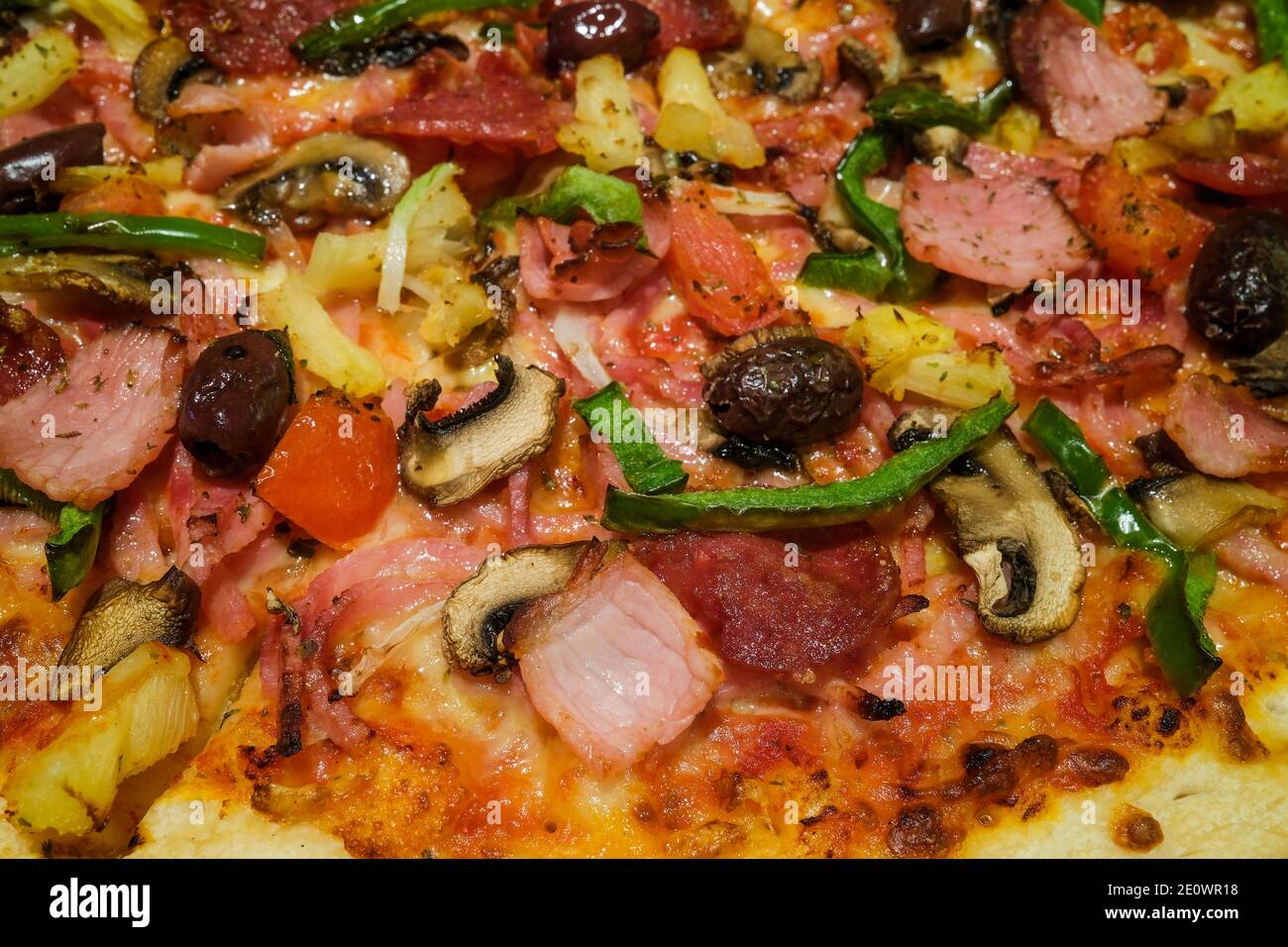 Primo piano sul condimento della pizza Foto Stock