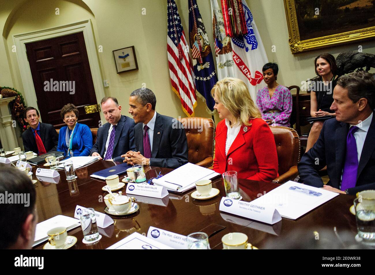 Il presidente DEGLI STATI UNITI Barack Obama e il vicepresidente Joe Biden hanno incontrato una delegazione bipartisan di governatori per discutere le azioni necessarie per mantenere la nostra economia in crescita e trovare un approccio equilibrato per ridurre il nostro deficit a Washington, DC, USA il 4 dicembre 2012. I democratici Jack Markell del Delaware (a sinistra del presidente), Mark Dayton del Minnesota e Mike Beebe dell'Arkansas insieme ai repubblicani Gary Herbert dello Utah, Scott Walker del Wisconsin e Mary Fallin dell'Oklahoma (a destra del presidente) hanno partecipato all'incontro. Foto di Pete Marovich/ABACAPRESS.COM Foto Stock