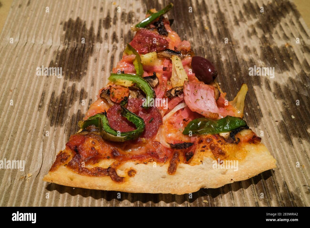 Fetta di pizza da asporto in scatola di cartone. Foto Stock