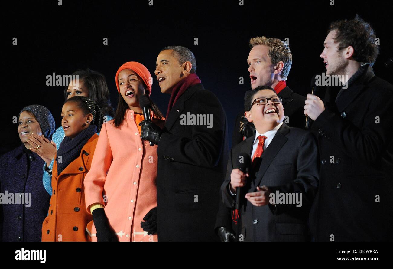 Il presidente Obama con sua moglie Michelle Obama e le loro figlie Malia e Sasha Obama cantano sul palco con l'attore Neil Patrick Harris, Phillip Phillips, vincitore della stagione 11 'American Idol' e Rico Rodriguez, Attore sulla famiglia moderna durante la cerimonia nazionale di illuminazione dell'albero di Natale sulla Ellisse dietro la Casa Bianca a Washington, D.C., USA il 06 dicembre 2012. Foto di Olivier Douliery/ABACAPRESS.COM Foto Stock