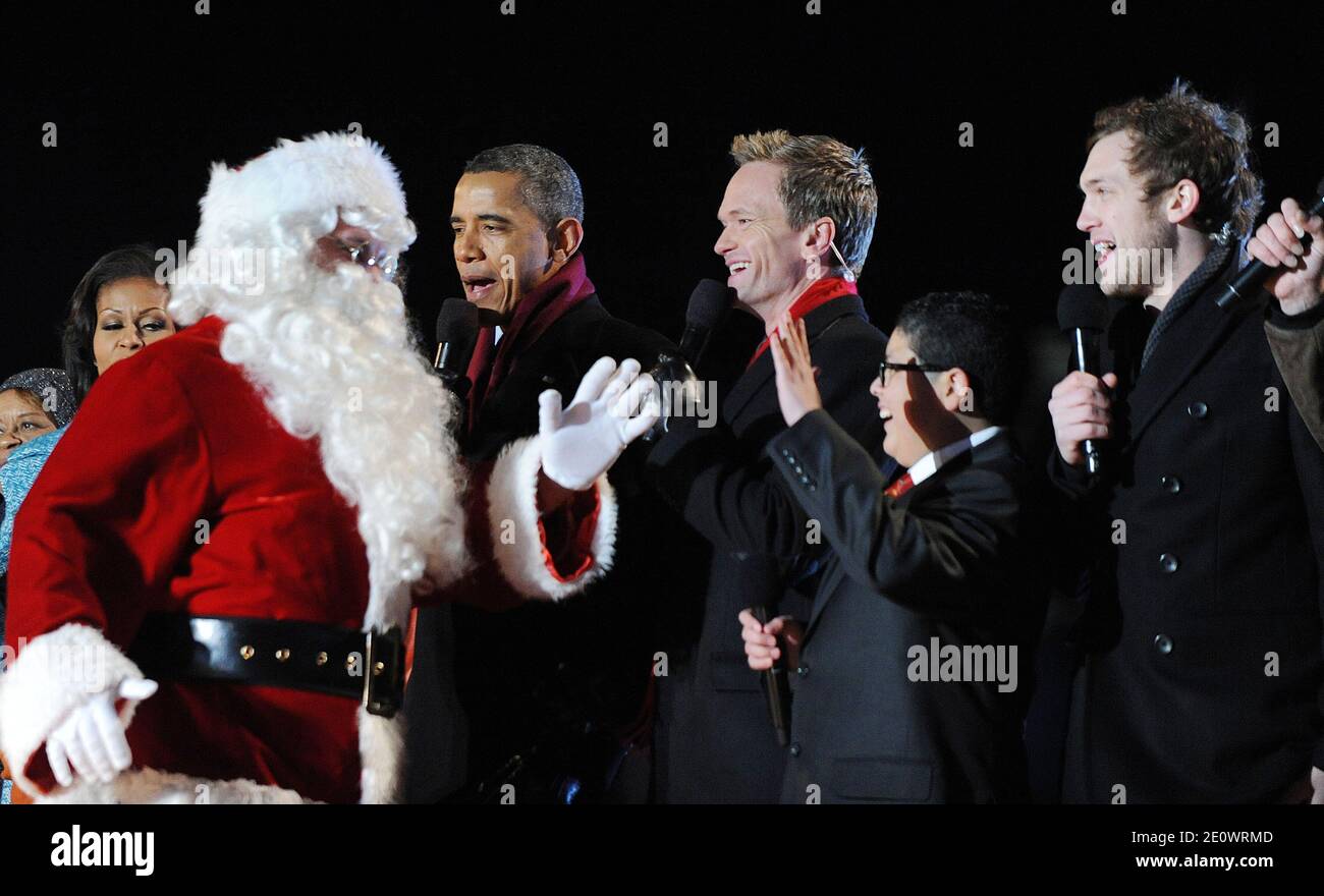 Babbo Natale si unisce al presidente Obama con l'attore Neil Patrick Harris, Phillip Phillips, vincitore della stagione 11 'American Idol' e Rico Rodriguez, attore della moderna Famiglia durante la 90a cerimonia nazionale di illuminazione albero di Natale sull'ellisse dietro la Casa Bianca a Washington, D.C., USA il 06 dicembre 2012. Foto di Olivier Douliery/ABACAPRESS.COM Foto Stock