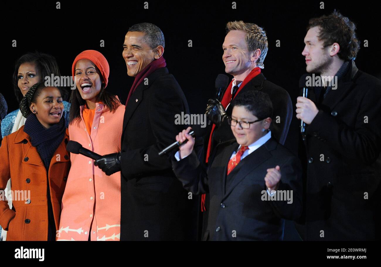 Il presidente Obama con sua moglie Michelle Obama e le loro figlie Malia e Sasha Obama cantano sul palco con l'attore Neil Patrick Harris, Phillip Phillips, vincitore della stagione 11 'American Idol' e Rico Rodriguez, Attore sulla famiglia moderna durante la cerimonia nazionale di illuminazione dell'albero di Natale sulla Ellisse dietro la Casa Bianca a Washington, D.C., USA il 06 dicembre 2012. Foto di Olivier Douliery/ABACAPRESS.COM Foto Stock