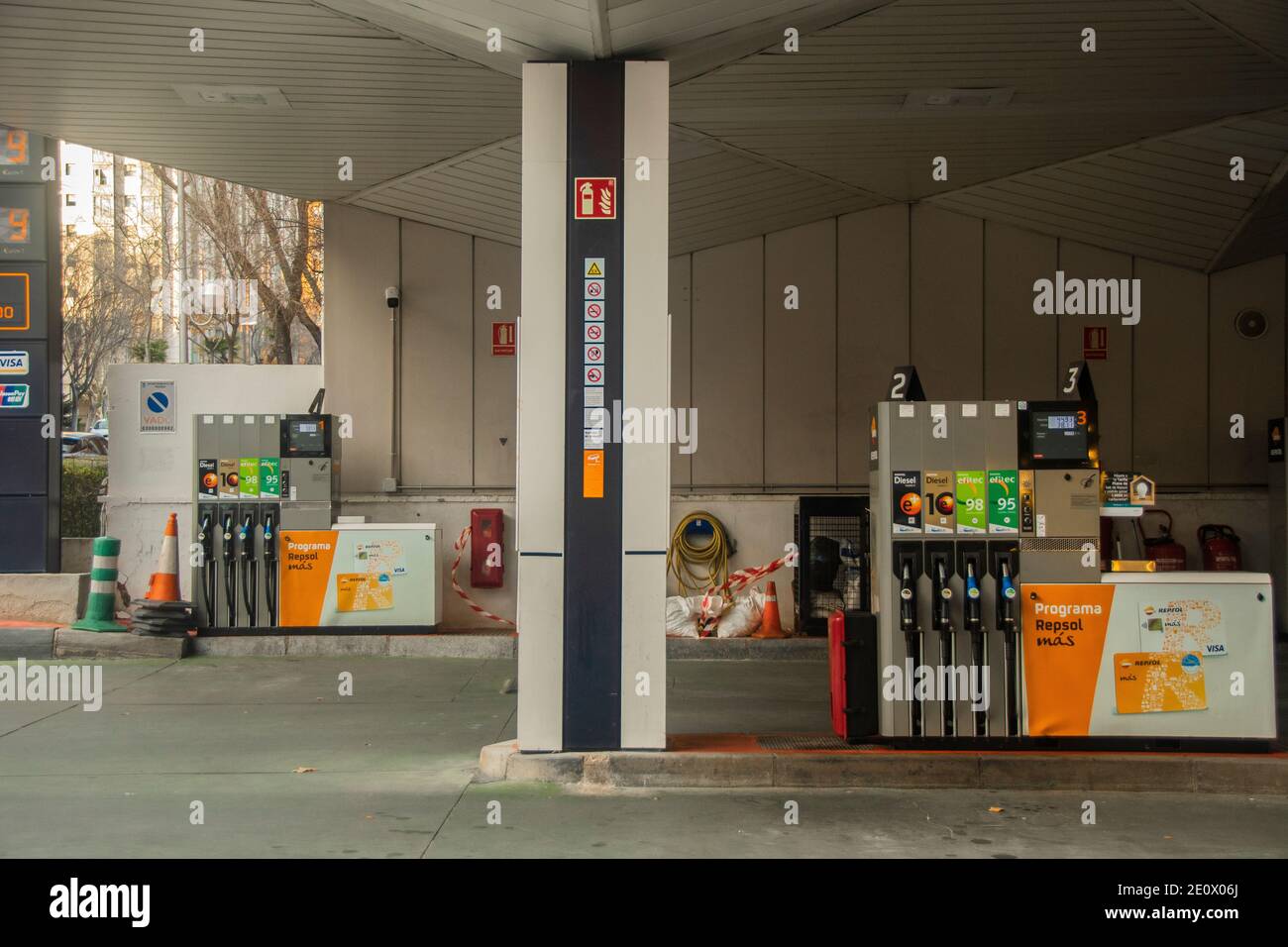 Aumento dei prezzi del gas e del carburante rispetto alla diminuzione dell'elettricità nel 2021. L'anno 2021 inizia con aumenti di gas naturale, francobolli, pacchetto Foto Stock