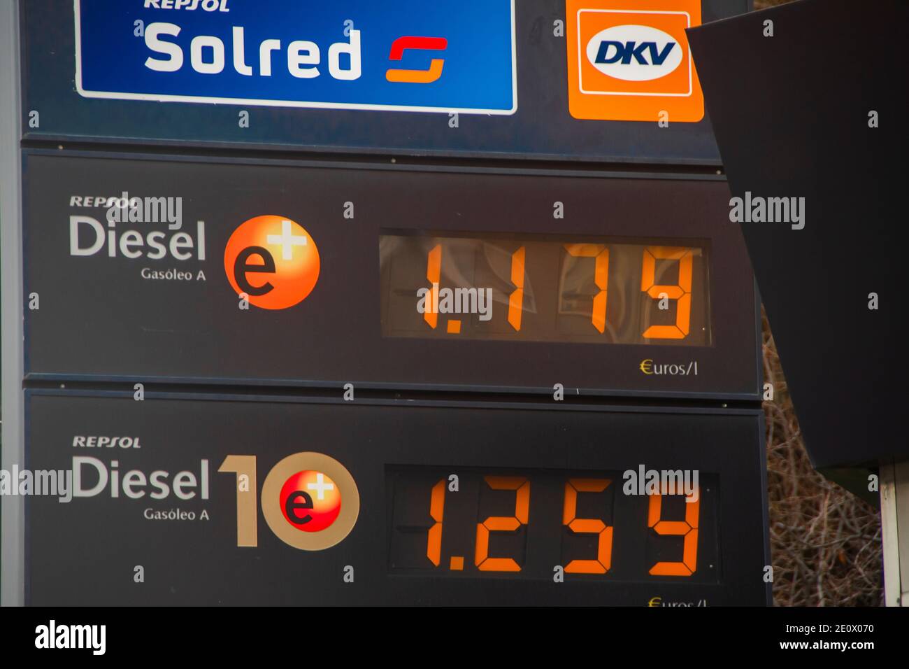 Aumento dei prezzi del gas e del carburante rispetto alla diminuzione dell'elettricità nel 2021. L'anno 2021 inizia con aumenti di gas naturale, francobolli, pacchetto Foto Stock