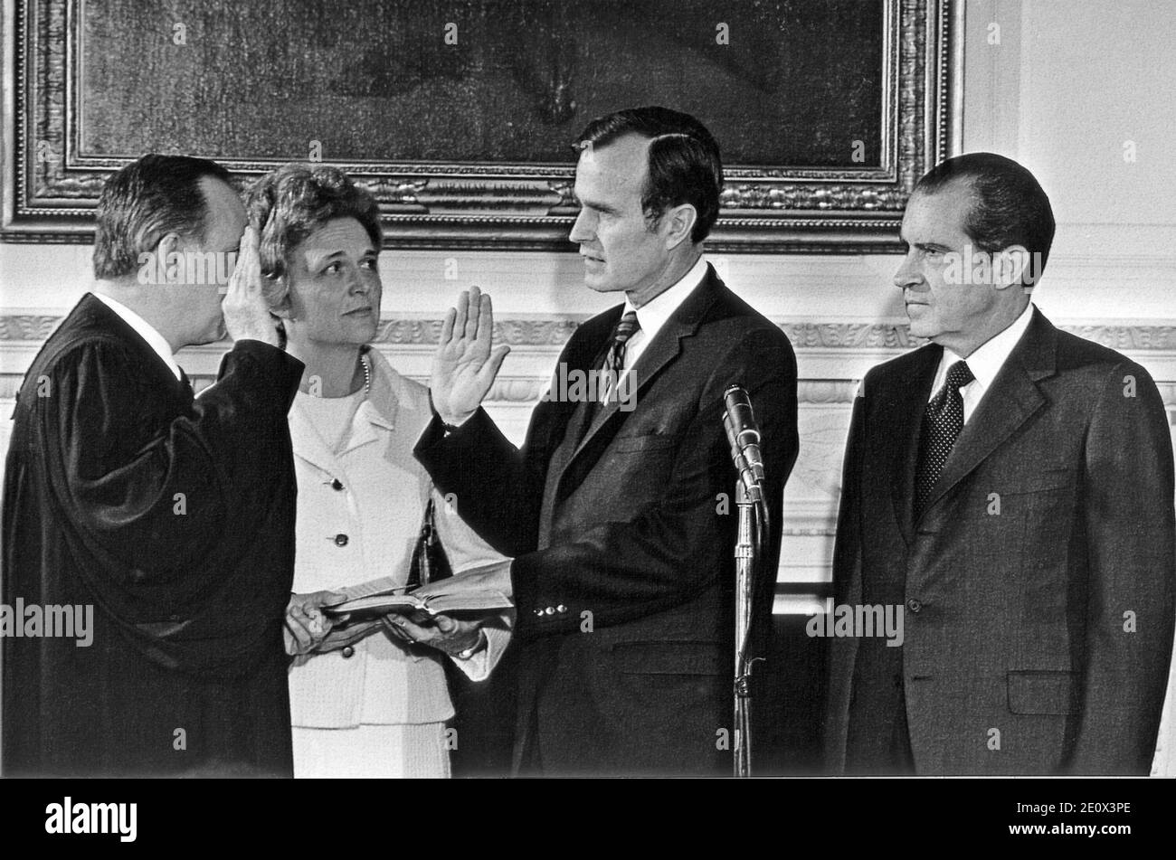 Washington, D.C - 26 febbraio 1971 -- George H.W. Bush è giurato come ambasciatore degli Stati Uniti alle Nazioni Unite a Washington, D.C. il 26 febbraio 1971. Da sinistra a destra: Giustizia associata della Corte Suprema degli Stati Uniti Potter Stewart, sig.ra George H.W. Bush (Barbara), George H.W. Bush, presidente degli Stati Uniti Richard M. Nixon.Photo by White House/CNP/ABACAPRESS.COM Foto Stock