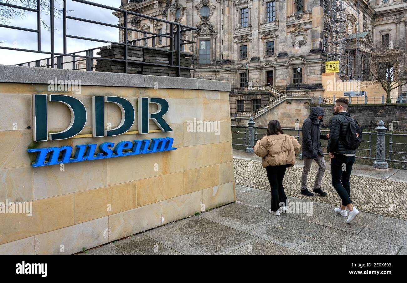 Percorso al Museo della DDR sulle rive del Sprea a Berlino S City East Foto Stock